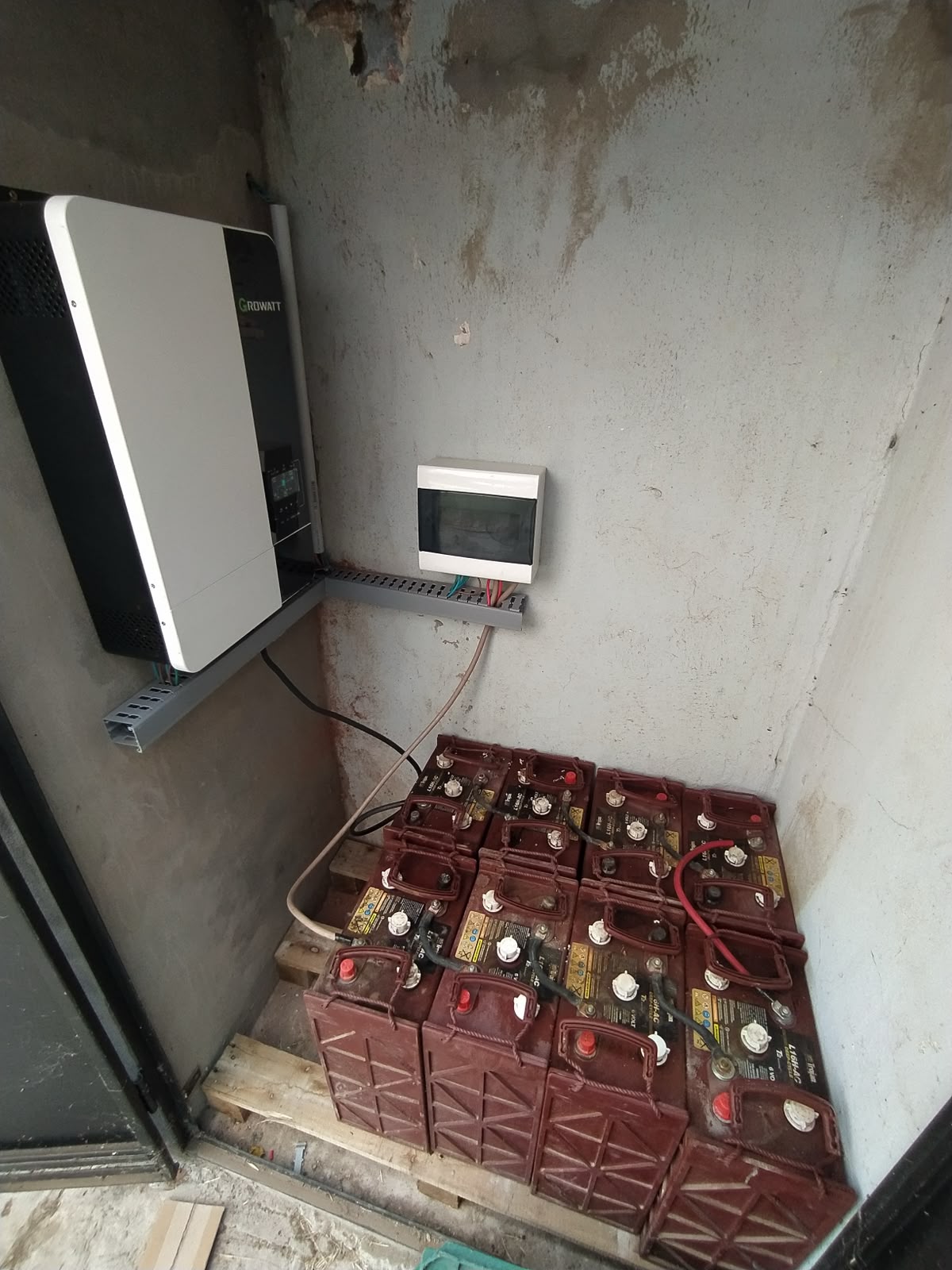 Inversor Growatt con banco de baterías de plomo-ácido