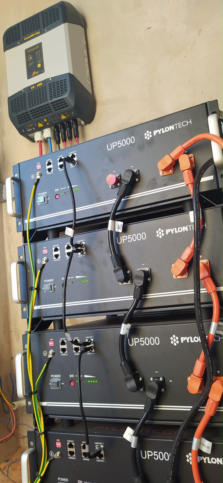 Inversor y baterías instalados en nicho técnico