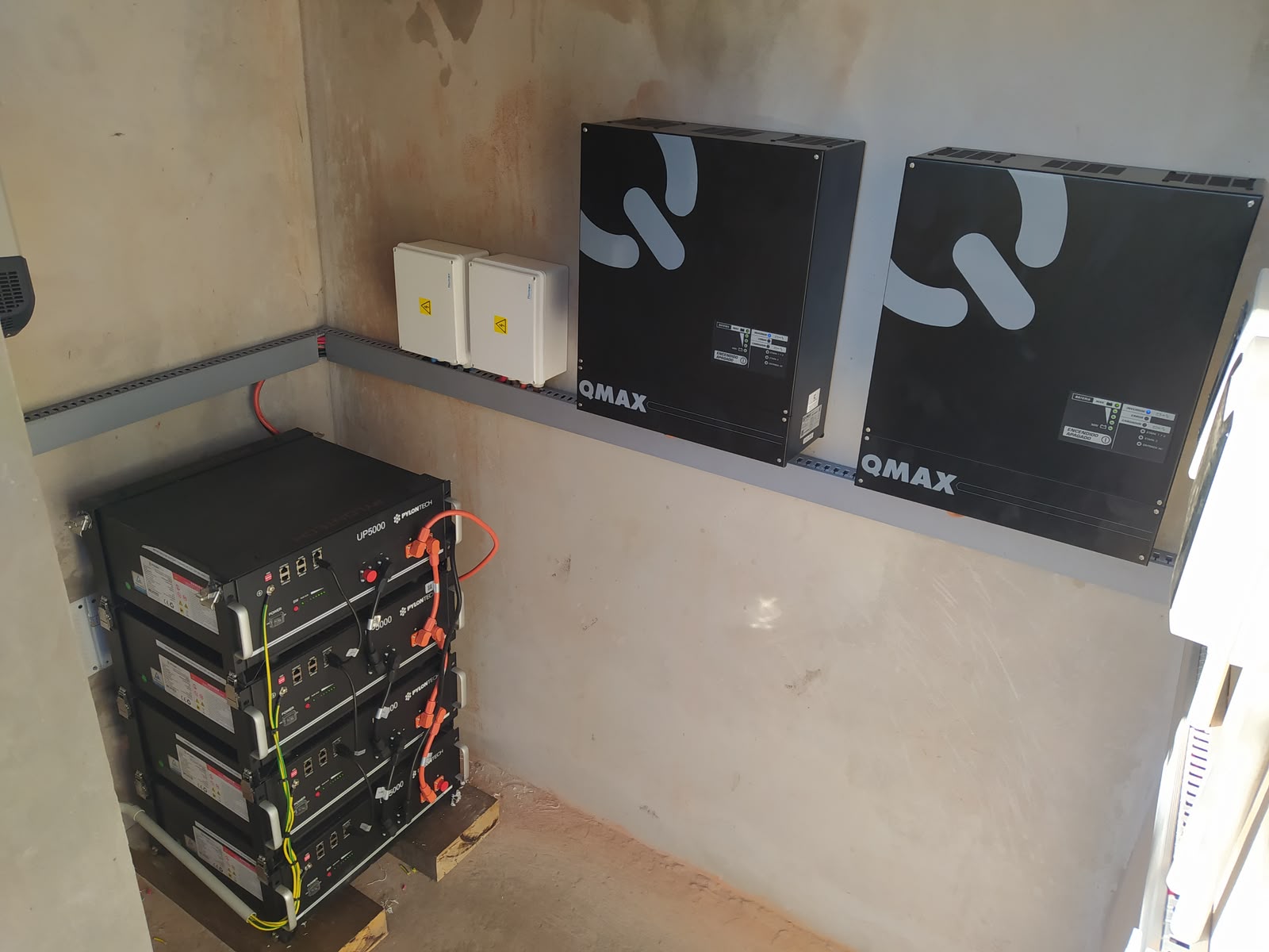 Inversores QMAX y baterías Pylontech UP5000 en gabinete estanco