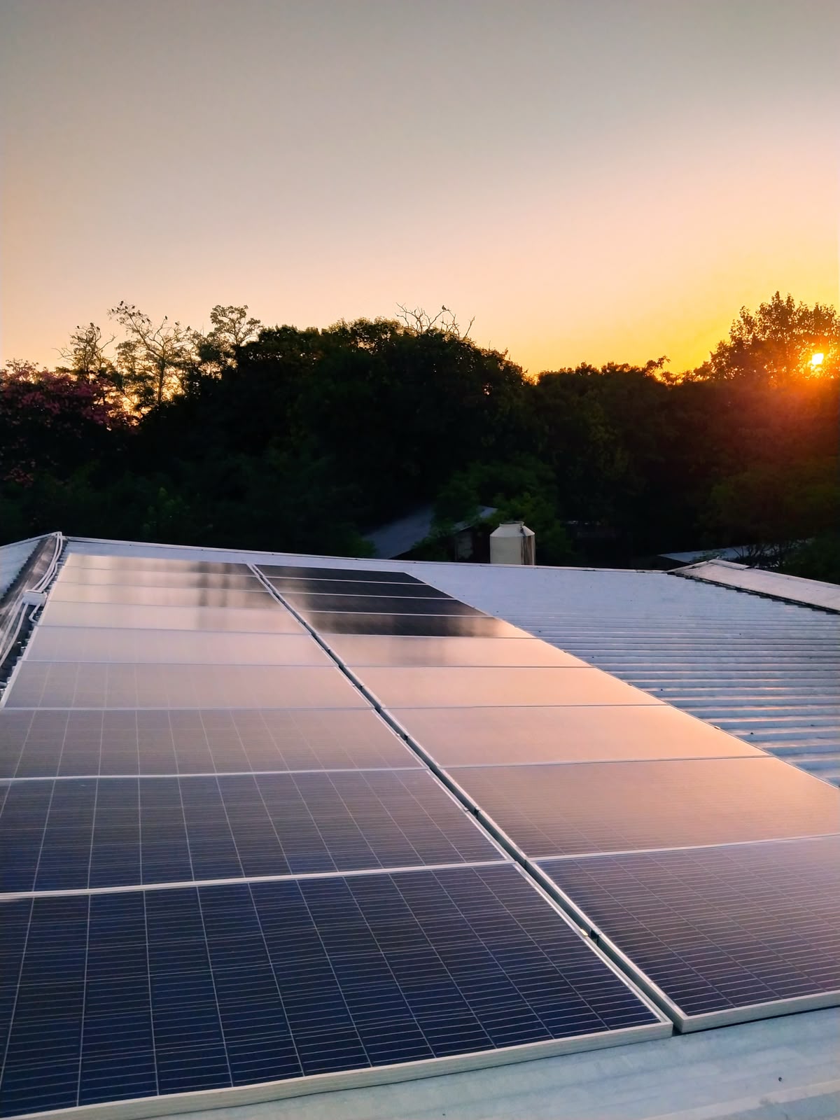 Paneles solares instalados en techo al atardecer